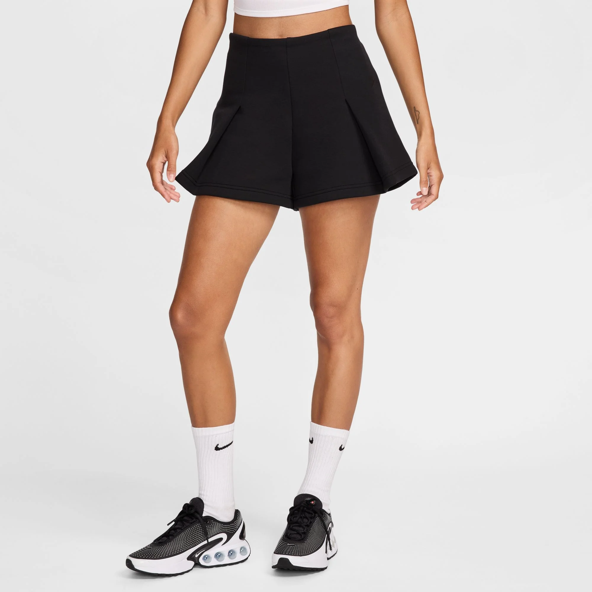 Nike "Tech Fleece High-Waisted 3" Pleated Shorts" W - Black - Image 3