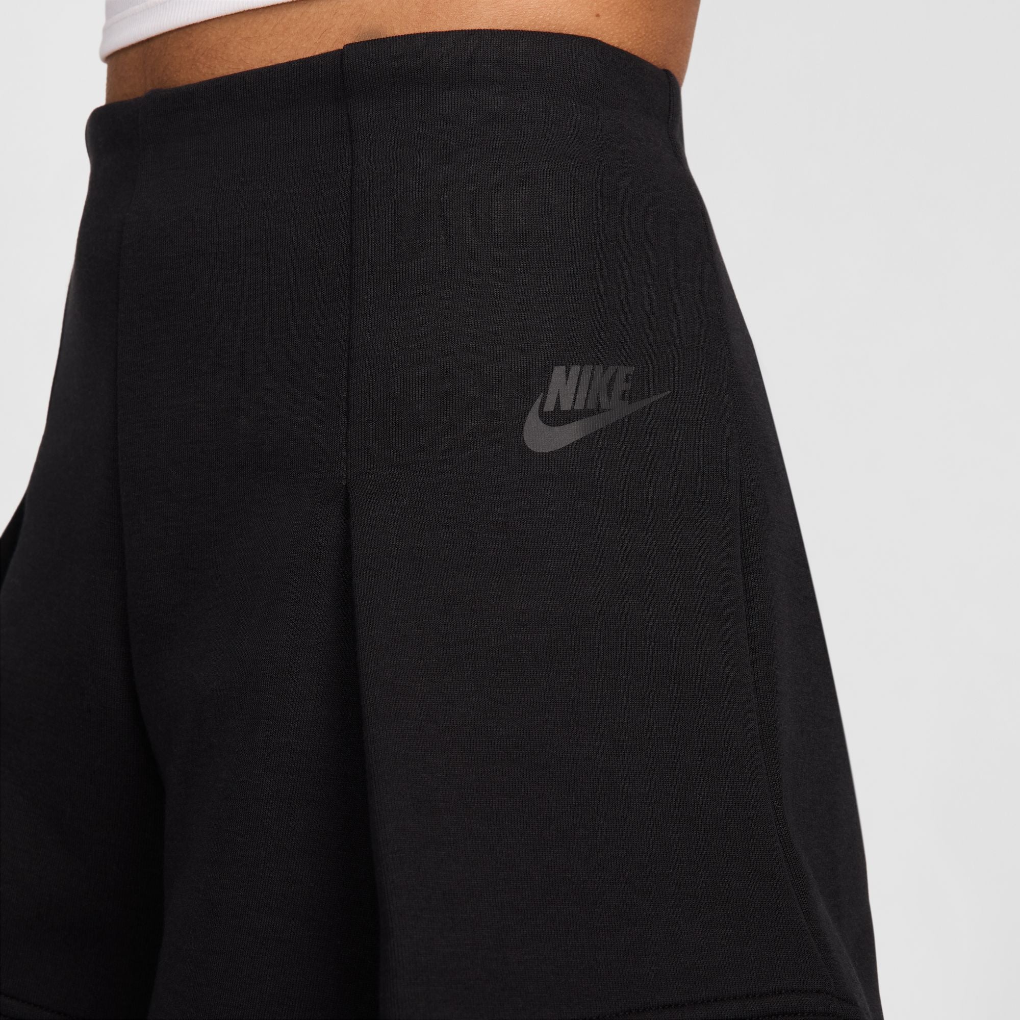 Nike "Tech Fleece High-Waisted 3" Pleated Shorts" W - Black - Image 6
