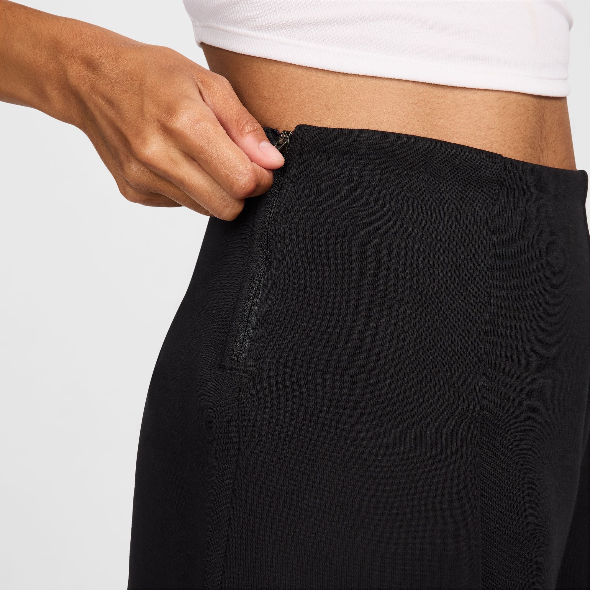Nike "Tech Fleece High-Waisted 3" Pleated Shorts" W - Black - Image 7